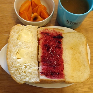 マーガリン&ジャム&蜂蜜パンと柿とカフェオレの朝食